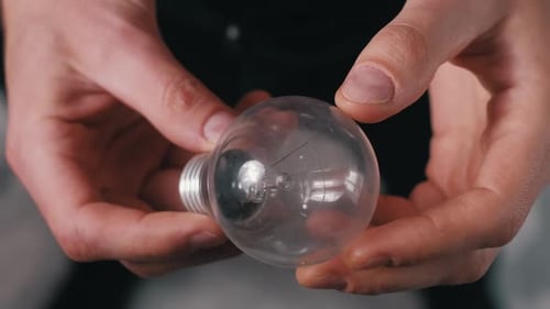 Inspektion einer Glühlampe mit bloßen Händen