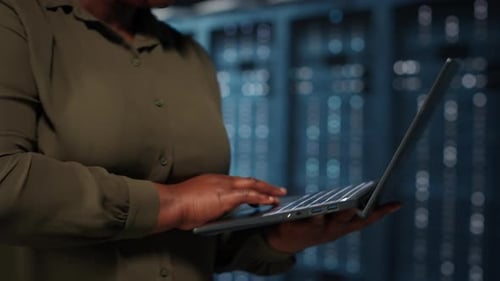 Nahaufnahme eines Managers, der mit einem Laptop im Rechenzentrum arbeitet