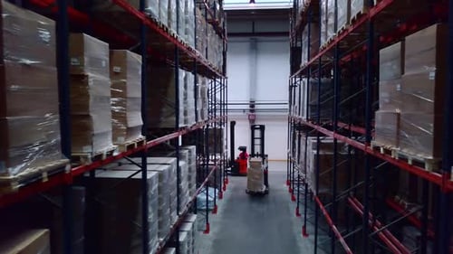 Große, riesige Schränke mit großen versiegelten Paketen und die Bewegung von Arbeitern auf Spezialmaschinen