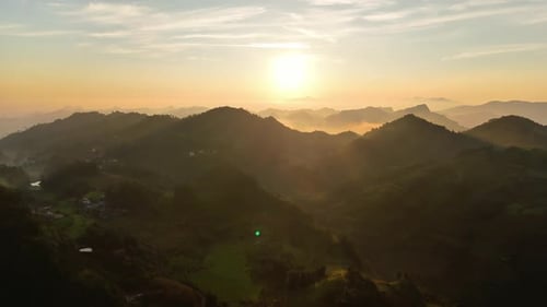 Soleil levant derrière des montagnes lointaines Hd