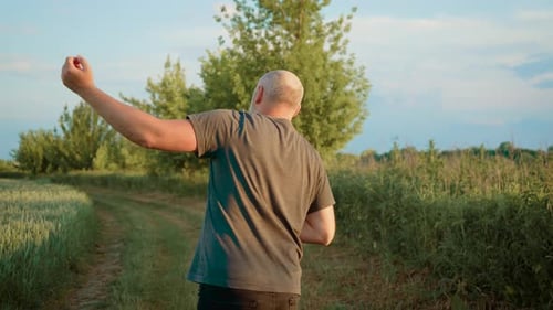 Homem careca dançando imaginativamente com o parceiro invisível, braços estendidos e homem expressivo graciosamente