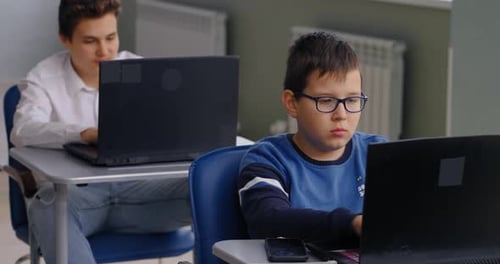 Schüler im modernen computergestützten Unterricht in der schulischen Ausbildung von Programmiersprachen