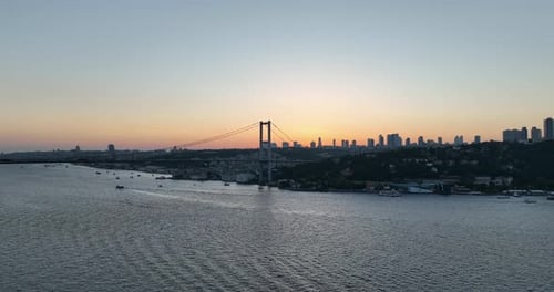 Istanbuler Bosporus-Brücke und Skyline der Stadt im Hintergrund mit türkischer Flagge bei schönem Sonnenuntergang