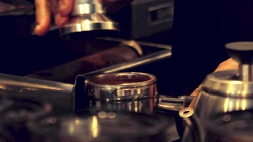 presser le café moulu dans le support de l'espresso avant de le placer dans le pied