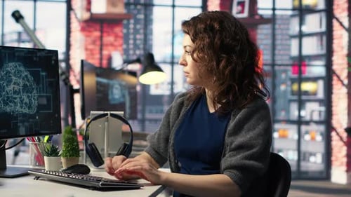 IT-Experte schreibt Code und Debugging in neuronalen Netzwerken künstlicher Intelligenz