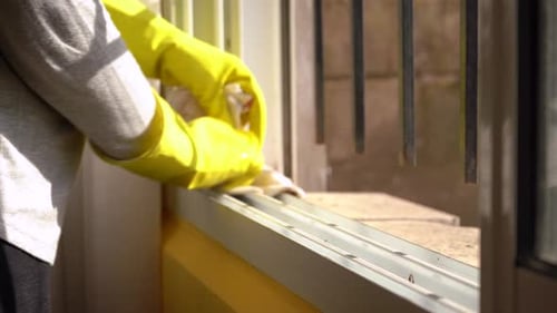 Hände mit Handschuhen, Fenster mit Stofflappen reinigen — Nahaufnahme