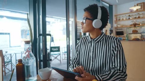 Young business woman relaxing in a cafe.