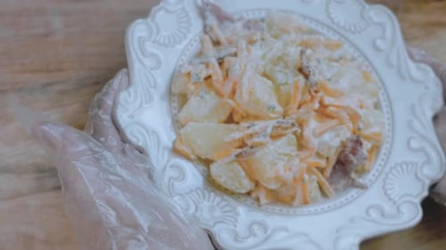 Ensalada de papas y pimientos jalapeños con tocino, comida al estilo retro de los años 20
