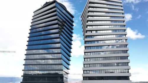 Vista aérea de las torres del Eje: torres de edificios modernos en Tbilisi. Geometría y simetría de la arquitectura
.