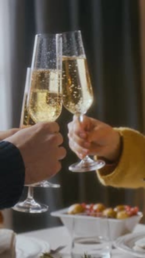 Tirando taças de vinho espumante na torrada no jantar de Natal