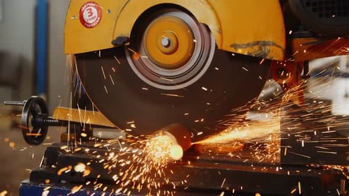 Schneiden von Metallrohren mit einer Maschinensäge im Anlagenbau