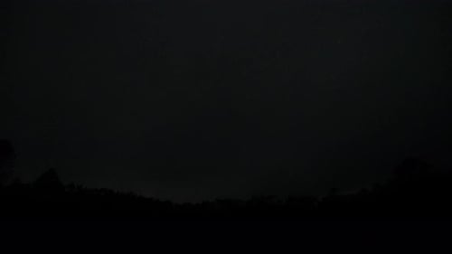 Blick über den Berg auf den Sternenhimmel und die Rotation der Erde, des Nebels und der Nachtsterne im Zeitraffer