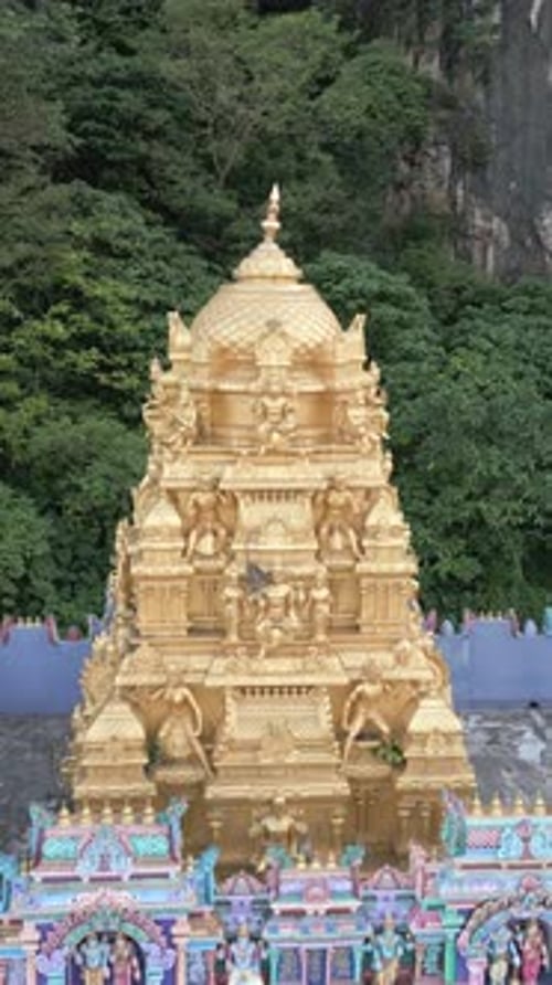 Temple hindou avec des singes sur le toit dans les grottes de Batu à Kuala Lumpur en Malaisie