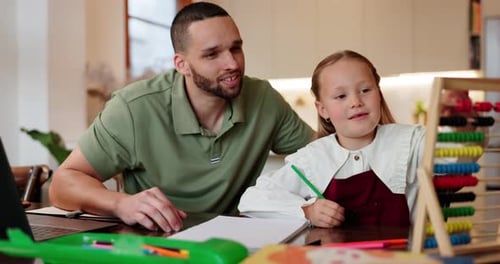 Ábaco, educación o escritura con padre e hija en la escuela en casa juntos para estudiar o enseñar
