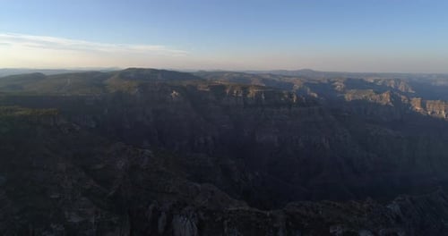 Vue aérienne de l'épique canyon d'Urique au coucher du soleil à Divisadero, dans la région de Copper Canyon, à Chihuahua.