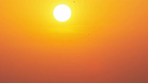 Wunderschöner Sonnenuntergang. Die Sonne geht unter dem Horizont unter. Zeitraffer. Roter Sonnenuntergang.