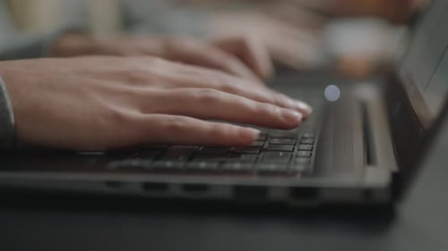 Pessoa digitando no laptop