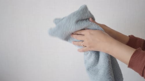 Fille se séchant les mains dans une serviette blanche