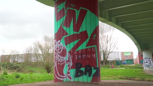 Pilar de uma ponte em 4K em Taunton Somerset com um pouco de grafite nela, 30 fps.