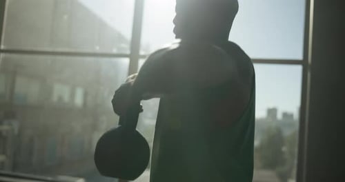 Fitness, Wellness und Mann mit Kugelhantel, Fitnessstudio und Training für Körperkraft, Bewegung und Morgen