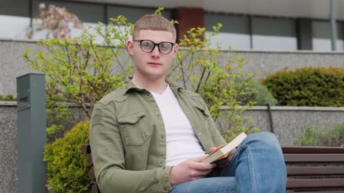 L'intellectuel Un jeune homme assis avec un livre dans la ville