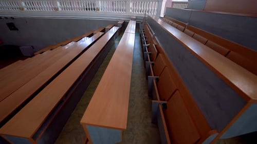 Aula de
conferencias vacía en la Universidad. Foto de una sala de conferencias universitaria vacía en la universidad