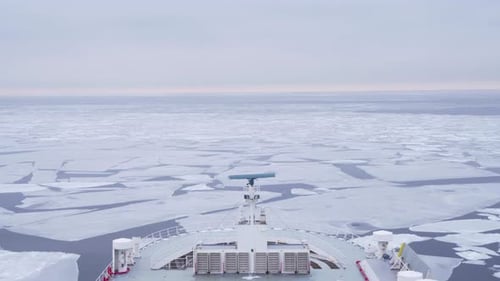 Passagierfähre, die an einem frostigen Wintermorgen durch schwimmendes Meereis fährt. Schuss aus der Hand
.
