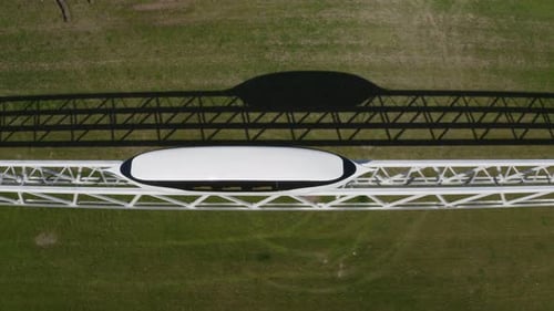 Un unibus White Skyway roule le long du viaduc, vue supérieure