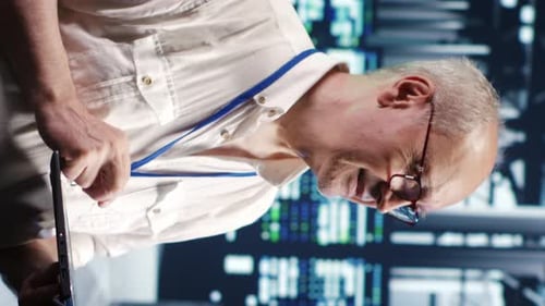 Vertikaler Entwickler führt Server-Hub-Management durch