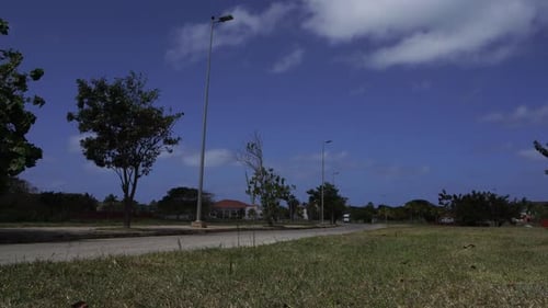 Eine wunderschöne Landstraße mit ein paar Straßenlaternen unter einem herrlichen blauen Himmel