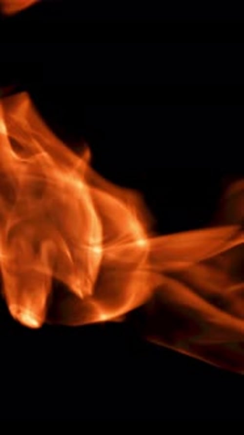 Zungen des hellen Feuers auf schwarzem Hintergrund, gefilmt mit einer Hochgeschwindigkeitskamera mit 1000 Bildern pro Sekunde