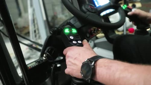 Um homem operando um guindaste com um joystick