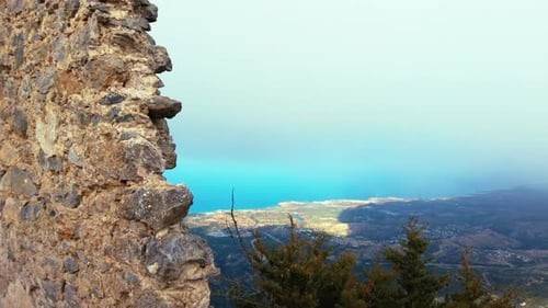 Vue panoramique depuis le château de Buffavento, île pittoresque et paysage marin dans le nord de Chypre