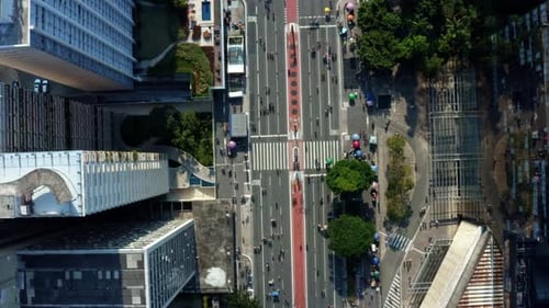 Belo drone aéreo de cima para baixo, foto panorâmica da famosa Avenida Paulista, no centro de