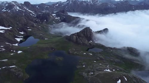 Montañas, lagos y nubes: tranquila escena aérea de la naturaleza