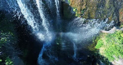 Filmmusik Drohnenaufnahme des Wasserfallflusses in Zeitlupe