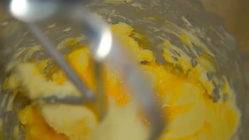 Zeitlupenansicht in einem Standmixer bei der Zubereitung von Plätzchenteig.