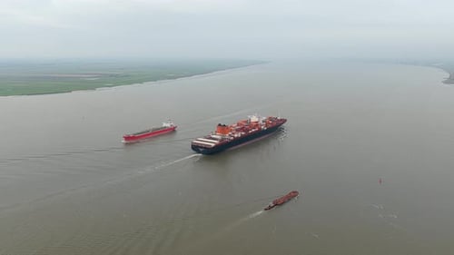 Un buque de carga marítima viaja por el río Elba en Alemania, vista desde arriba