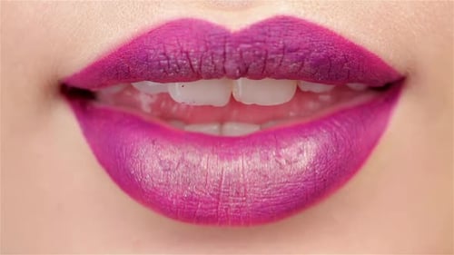 Mädchen leckt ihre Lippe an ihrer Zunge