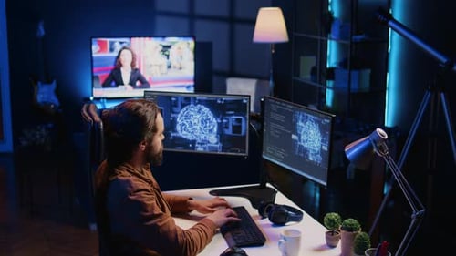 Entwickler verwendet Computer, um neuronale Netze künstlicher Intelligenz zu aktualisieren