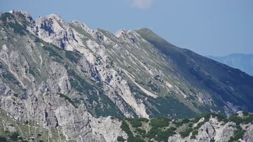 Toboggan rapproché sur la crête du Silberhorn au Liechtenstein. Montagnes escarpées des Alpes