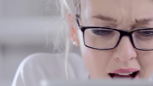 Attraktive junge blonde Frau mit Tablet-Computer-Touchscreen.