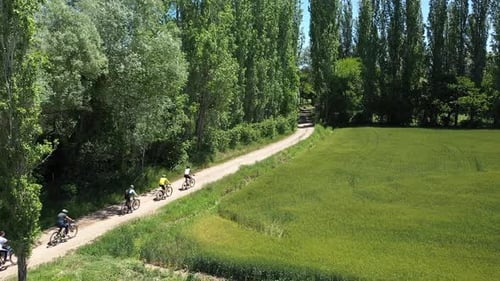 Gruppe Von Menschen, die mit Luftaufnahme 3 auf Landstraße radeln