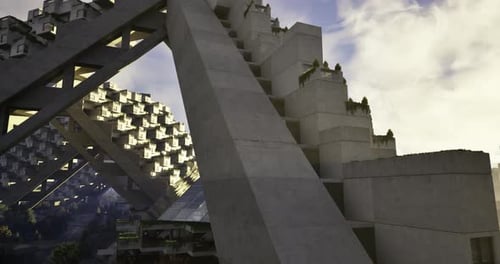 Las estructuras angulares de hormigón se mezclan creativamente con la naturaleza