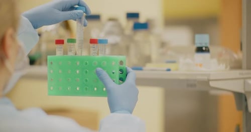Scientifique de laboratoire utilisant une technique de vibration