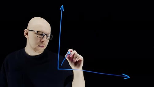 Ein Mann mit Brille zeichnet ein Gewinndiagramm auf eine transparente Tafel