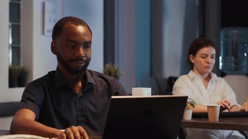Portrait d'un homme confiant afro-américain travaillant sur un ordinateur portable
