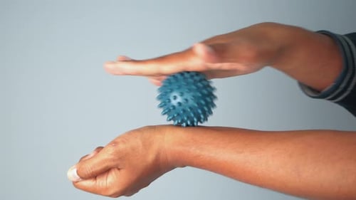 Movimientos de las manos con una bola texturizada para relajarse