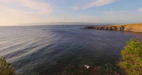 Vue aérienne : coucher de soleil sur les falaises de Molyvos, Lesbos.
