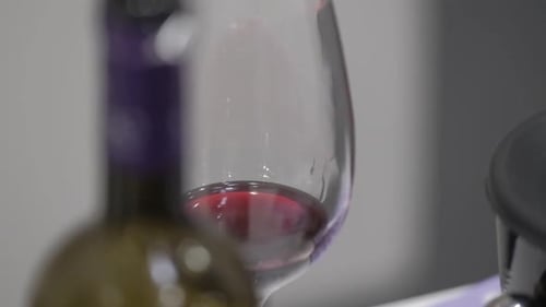Gläser Wein in Zeitlupe